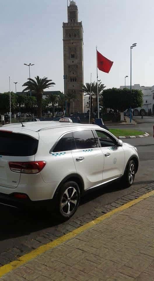 Véhicule TaxiVert stationné près de la place Jemaa el-Fna à Marrakech