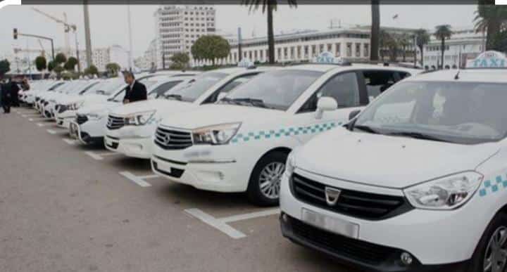 Véhicule TaxiVert en déplacement sur une route marocaine