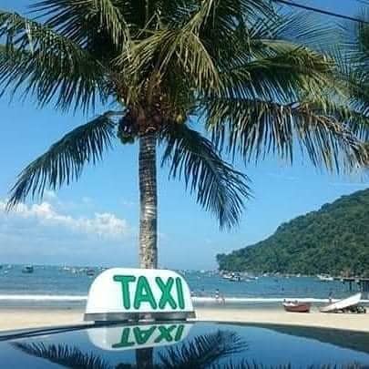 Navette TaxiVert.pro roulant sur une route au Maroc avec chauffeur professionnel. Réservation taxi vert