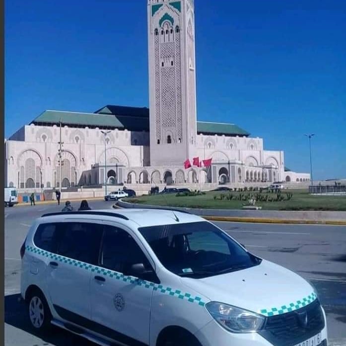 Véhicule TaxiVert stationné devant la Mosquée Hassan II à Casablanca