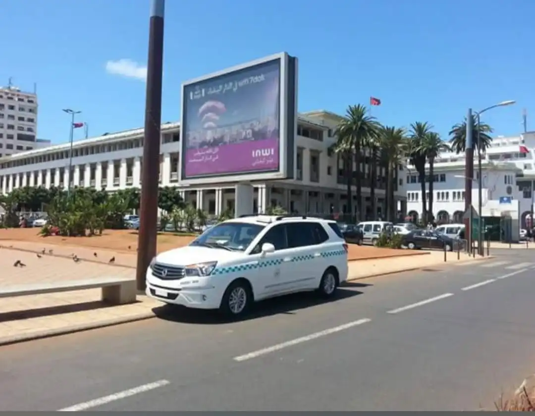 Navette privée Taxi Vert en route au Maroc, véhicule climatisé et spacieux pour un voyage confortable