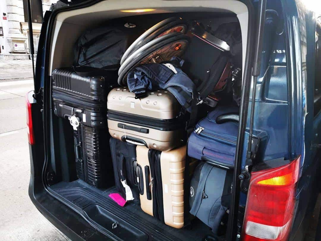 Chauffeur TaxiVert ouvrant la porte pour un client à Casablanca