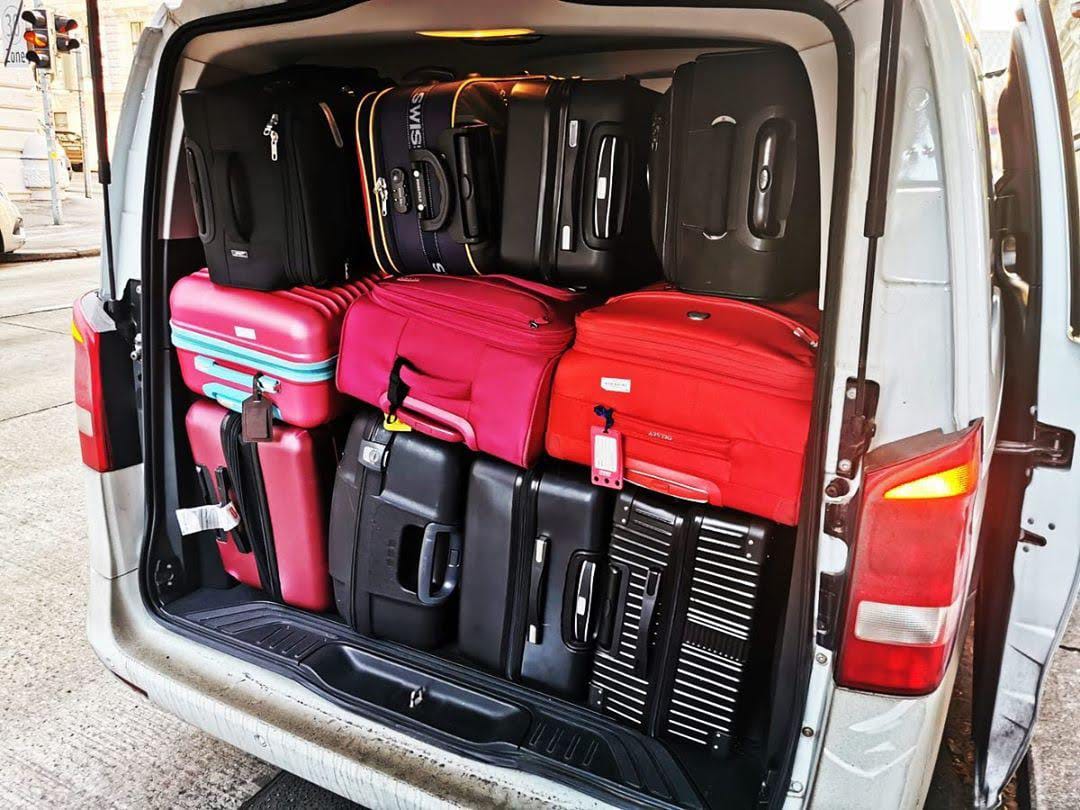 Passagers montant dans une voiture TaxiVert à la sortie de l’aéroport
