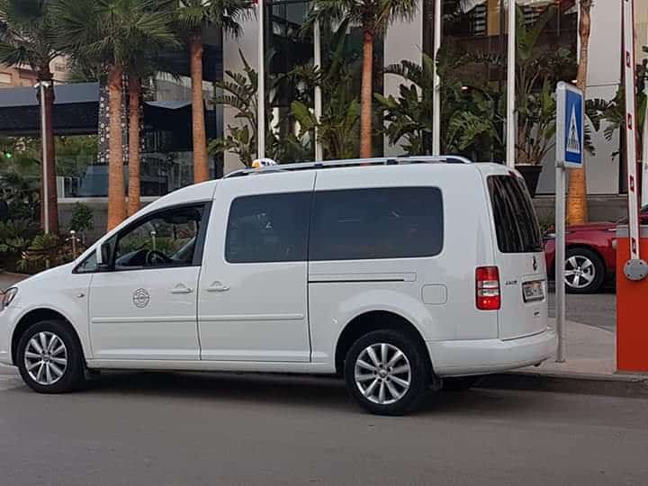 Chauffeur privé Taxi Vert à l’aéroport Mohammed V de Casablanca prêt pour un transfert vers l’hôtel