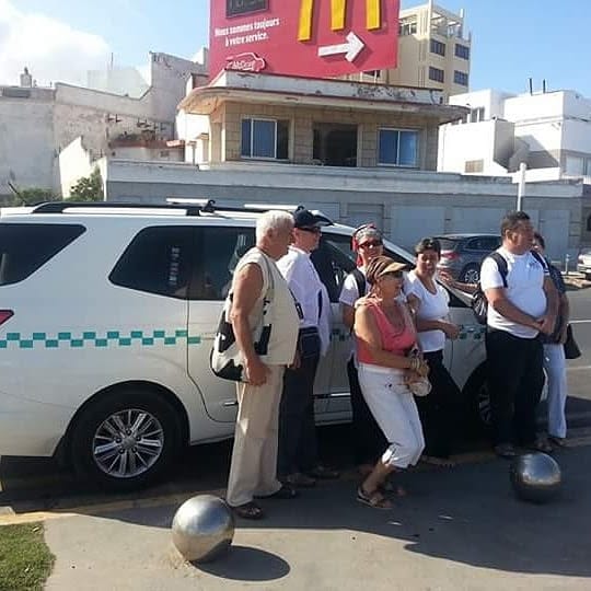 Taxi Vert-Famille montant dans une navette privée TaxiVert.pro au Maroc
