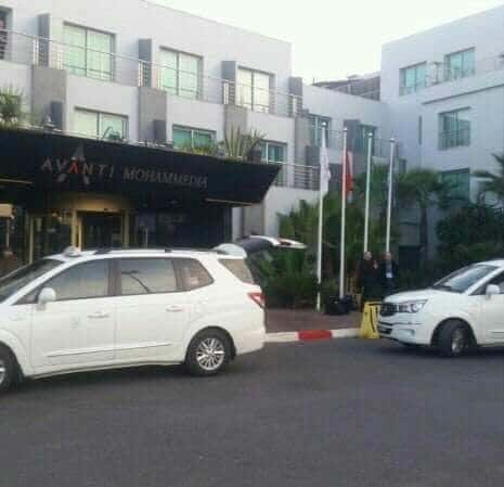 Chauffeur privé TaxiVert attendant un client devant un riad à Marrakech